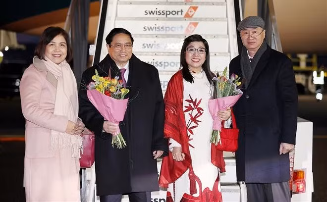 Premier vietnamita llega a Suiza para participar en 54ª Reunión del FEM ảnh 1