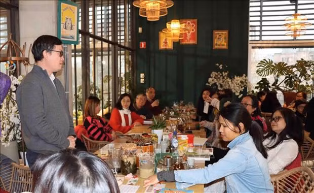 Ofrecen obras literarias vietnamitas en restaurante de Bruselas ảnh 1