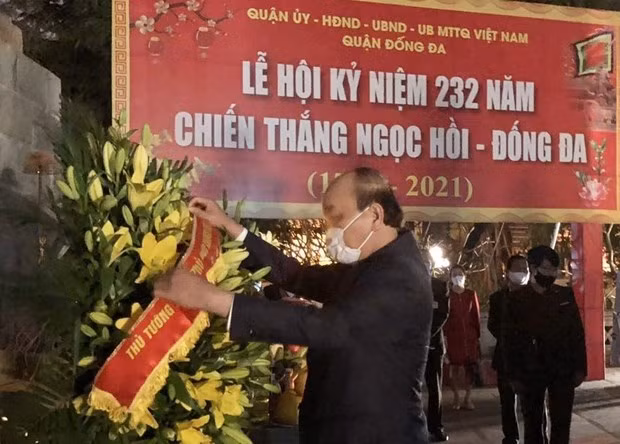Primer ministro de Vietnam rinde tribute al rey Quang Trung, héroe de lucha contra invasores foráneos ảnh 1