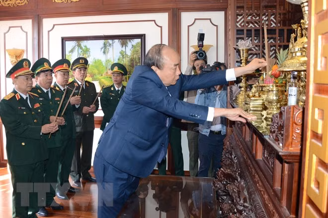 Primer ministro de Vietnam felicita a unidades militares en ocasión del Tet ảnh 2