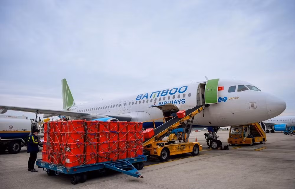 Bamboo Airways ofrece transporte gratuito de equipos médicos para epicentro de COVID-19 en Vietnam ảnh 1