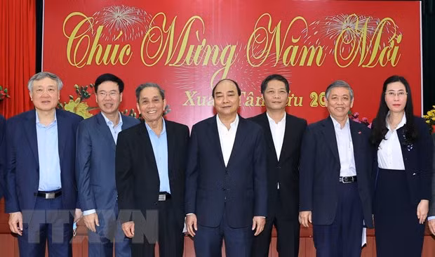 Premier vietnamita felicita a exdirigentes del Partido y Estado en ocasión del Tet ảnh 1