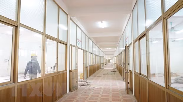Aceleran construcción de hospital de campaña de COVID-19 en provincia vietnamita de Hai Duong ảnh 1