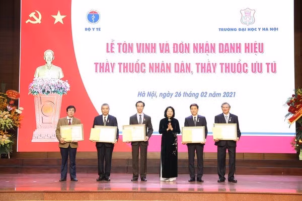 Honran a galenos destacados en el Día del Médico de Vietnam ảnh 1