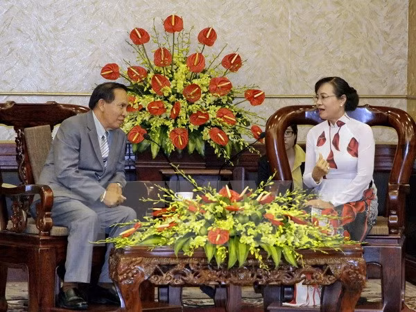 Ciudad Ho Chi Minh y Vientiane fortalecen cooperación entre organizaciones de masas ảnh 1