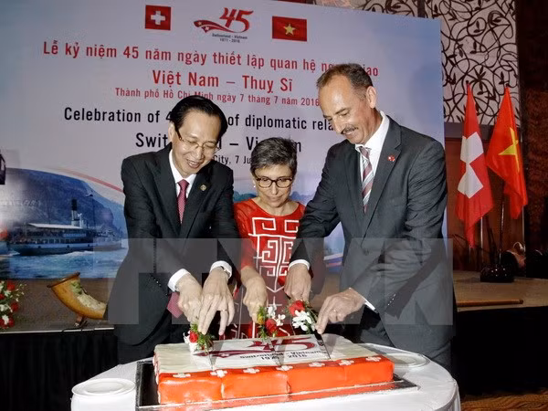 Celebran aniversario 45 de relaciones diplomáticas Vietnam – Suiza ảnh 1