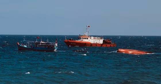 Carguero extranjero rescata a pescadores vietnamitas accidentados ảnh 1