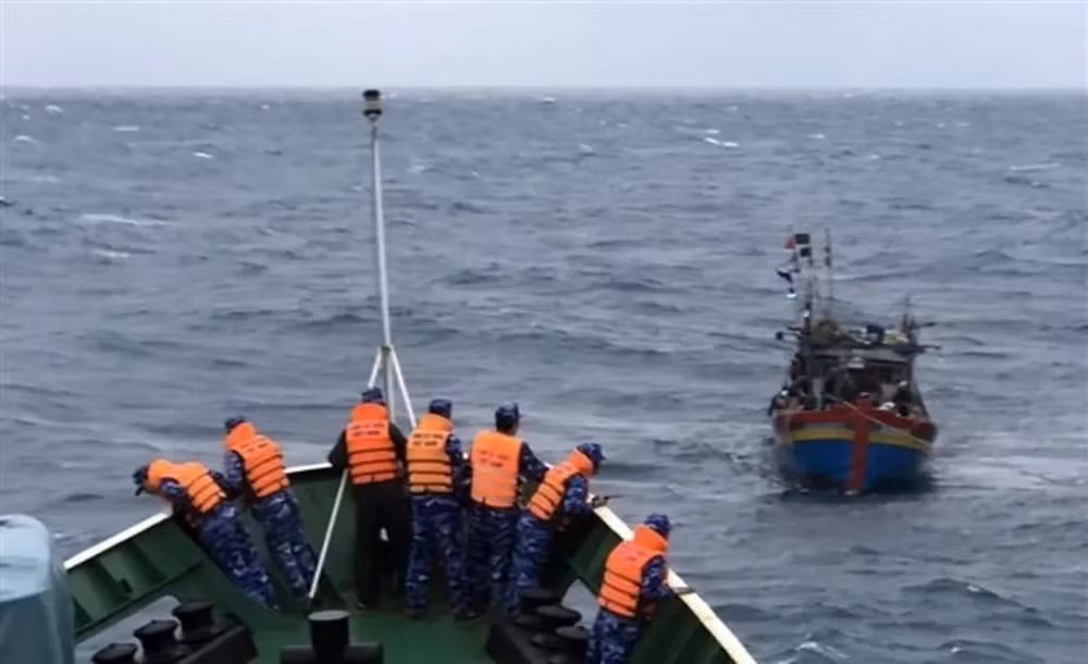 Carguero extranjero rescata a pescadores vietnamitas accidentados ảnh 2