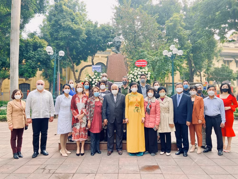 Conmemoran en Hanoi natalicio del héroe nacional de Cuba José Martí ảnh 1