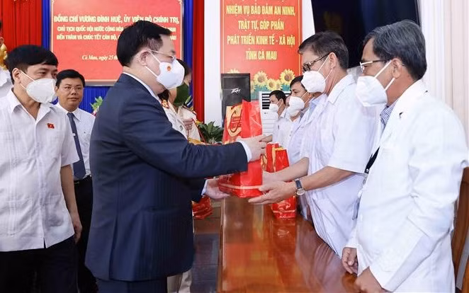 Presidente del Parlamento vietnamita felicita a fuerzas de seguridad y salud de Ca Mau por el Tet ảnh 1
