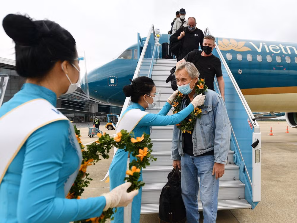 Primer ministro vietnamita urge elaborar hoja de ruta de reanudar actividades turísticas internacionales ảnh 2