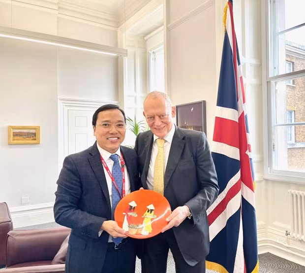 Promueven Vietnam y Reino Unido cooperación en comercio, seguridad y defensa ảnh 1