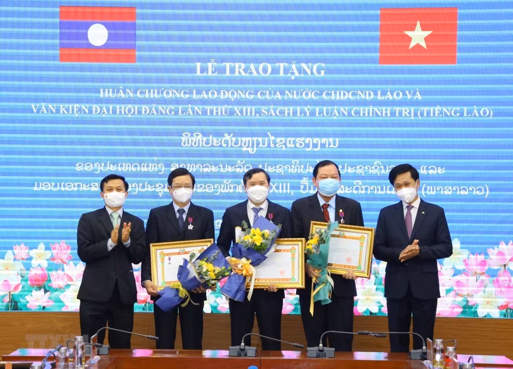 Confieren Órdenes del Trabajo de Laos a funcionarios y expertos vietnamitas ảnh 1