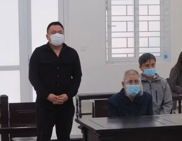 Sentencian a tres individuos por organizar salida ilegal de Vietnam ảnh 1
