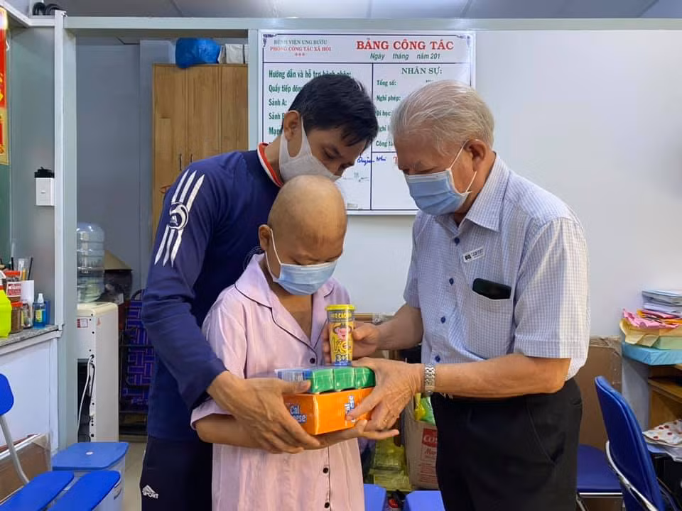 Brindan asistencia a más de 32 mil pacientes pobres de cáncer en Vietnam ảnh 1