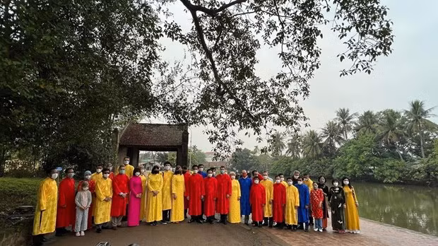 Diplomáticos extranjeros exploran costumbres del Año Nuevo Lunar en Vietnam ảnh 1