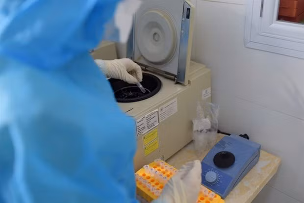 Primer caso de Ómicron del COVID-19 de Vietnam dado de alta del hospital ảnh 1