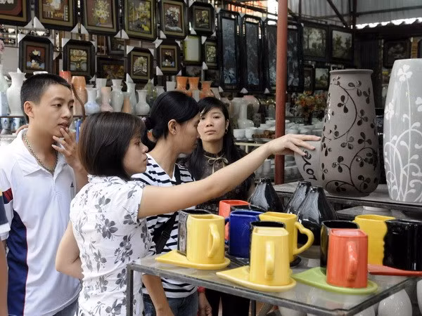 Jóvenes exploran aldeas artesanales tradicionales de Hanoi ảnh 1