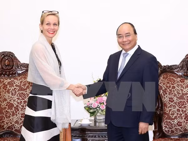 Premier vietnamita recibe a embajadores de Suecia y Myanmar ảnh 1