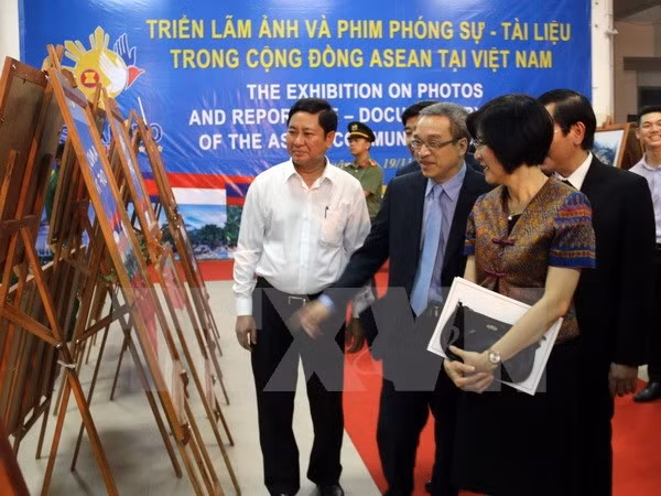 Realizan exposición de fotos y reportajes sobre ASEAN en provincia vietnamita de Ninh Thuan ảnh 1 Realizan exposición de fotos y reportajes sobre ASEAN en provincia vietnamita de Ninh Thuan ảnh 1