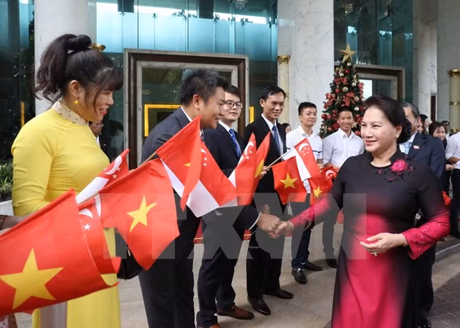 Presidenta del Parlamento vietnamita parte de Hanoi para iniciar visita oficial a Singapur y Australia ảnh 1
