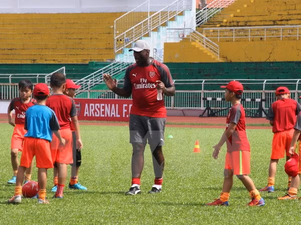 Exfutbolista del club inglés Arsenal se impresiona ante jugadores juveniles vietnamitas ảnh 1 Exfutbolista del club inglés Arsenal se impresiona ante jugadores juveniles vietnamitas ảnh 1
