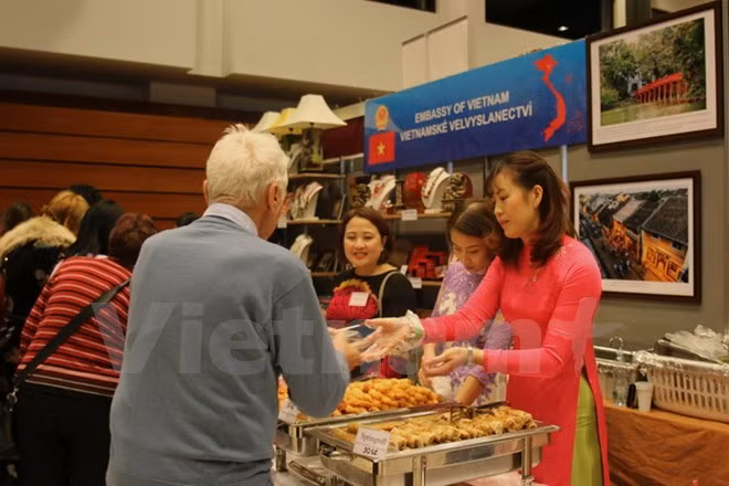  Vietnam contribuye a garantizar éxito de Navideña Feria Internacional 2017 en Praga ảnh 1