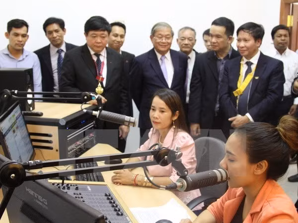 Vietnam ayuda a Camboya en ampliación de cobertura de radio y televisión ảnh 1