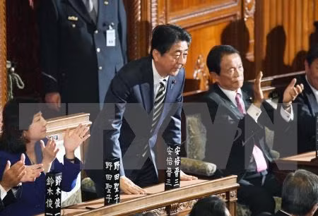 Dirigentes vietnamitas felicitan a líderes japoneses por sus reelecciones ảnh 1