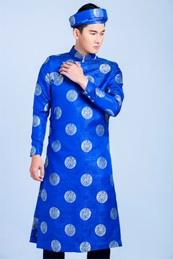 Realizan en Hanoi presentación artística de "Ao dai" para hombres ảnh 1