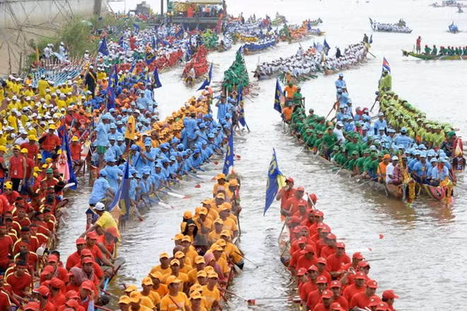 Camboya celebra festival tradicional de agua con regata ảnh 1
