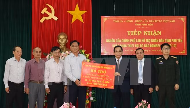 Laos asiste a localidad vietnamita en recuperación de secuelas de tifón Damrey ảnh 1