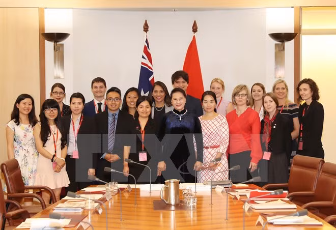 Presidenta del parlamento vietnamita destaca papel de estudiantes australianas al desarrollo de relación bilateral ảnh 1