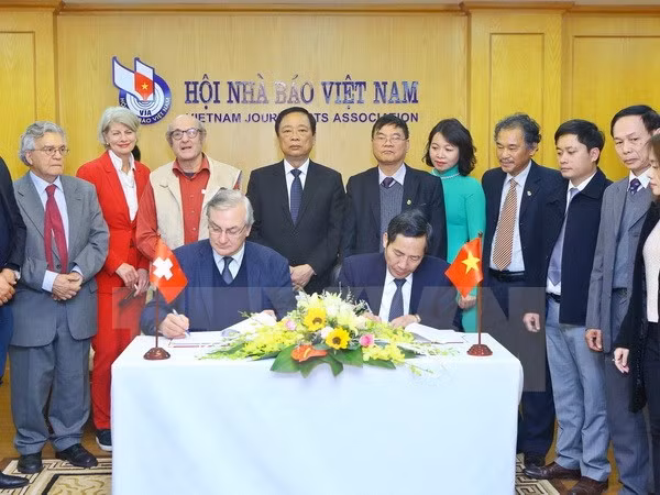 Vicepremier vietnamita recibe a representantes de Asociación de la Prensa Extranjera ảnh 1