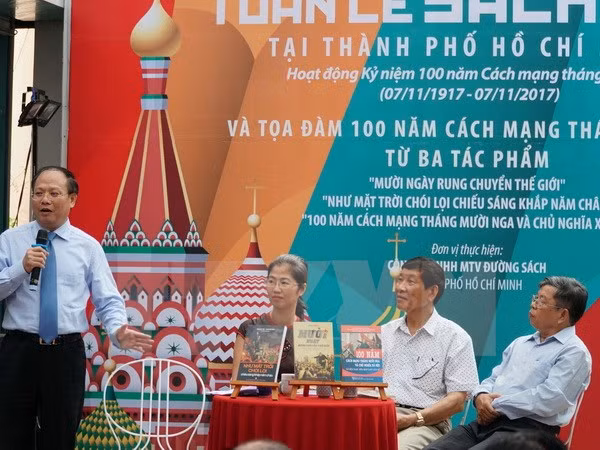 Presentan en Ciudad Ho Chi Minh libros por centenario de Revolución de Octubre ảnh 1