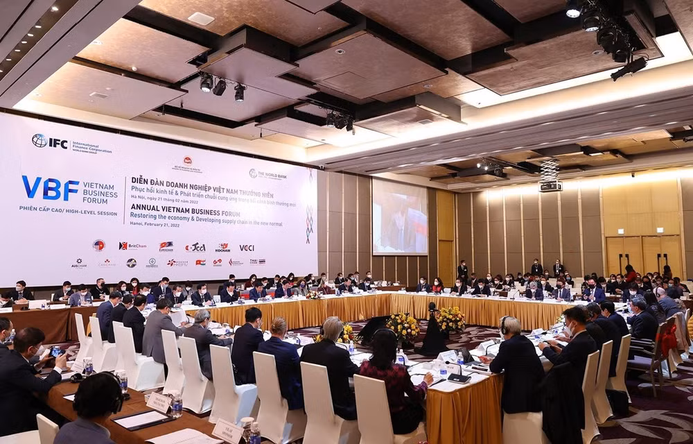 Analizan vías para restaurar y desarrollar la economía en Vietnam ảnh 1