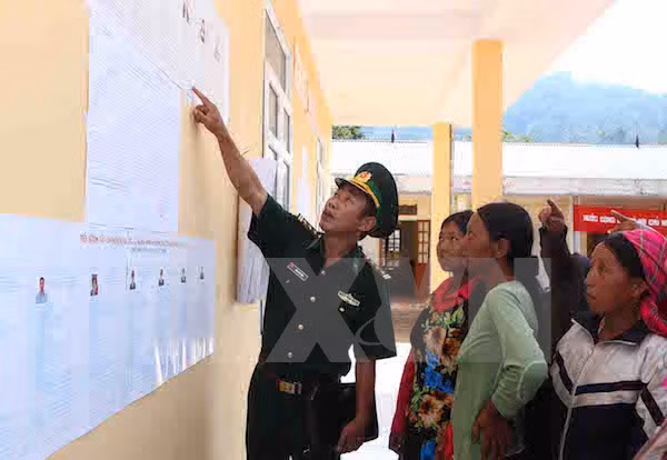 Realizan votaciones tempranas en comunas fronterizas de Lai Chau ảnh 1