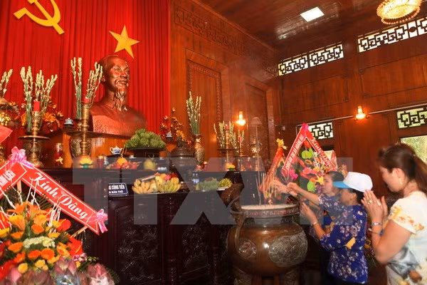 Festival de aldea Sen: ocasión para mostrar gratitud hacia Presidente Ho Chi Minh ảnh 1