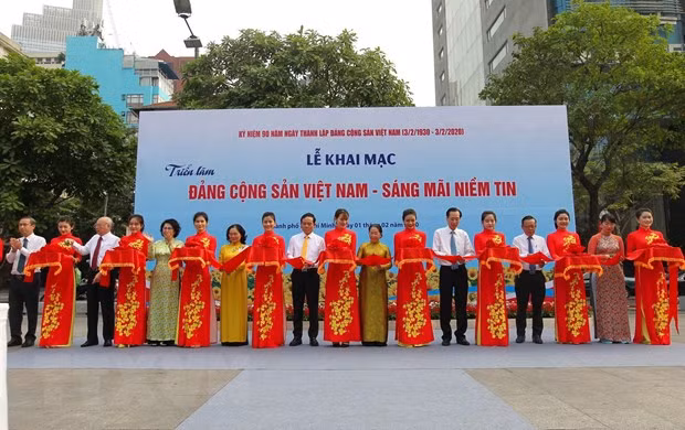 Exhibición fotográfica sobre fundación del Partido Comunista de Vietnam en Ciudad Ho Chi Minh ảnh 1