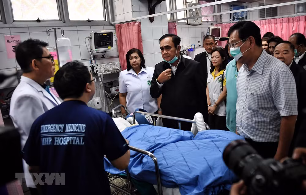 Encienden velas en Tailandia para rememorar a víctimas del tiroteo masivo ảnh 1