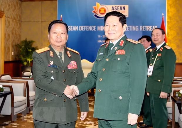 Ministro de Defensa de Vietnam recibe a su homólogo laosiano ảnh 1
