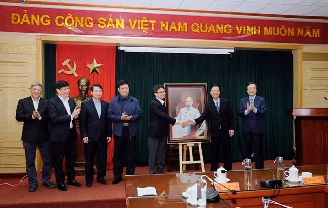 Dirigente partidista felicita a los médicos vietnamitas por su Día Nacional ảnh 1