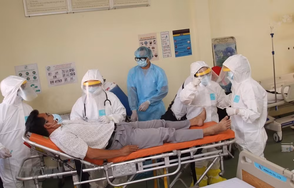 Ciudad vietnamita pone en funcionamiento hospital de campaña para hacer frente a coronavirus ảnh 1