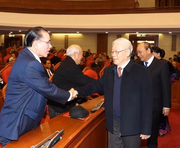 Se reúne Buró Político con exaltos dirigentes del Partido Comunista y Estado de Vietnam ảnh 1