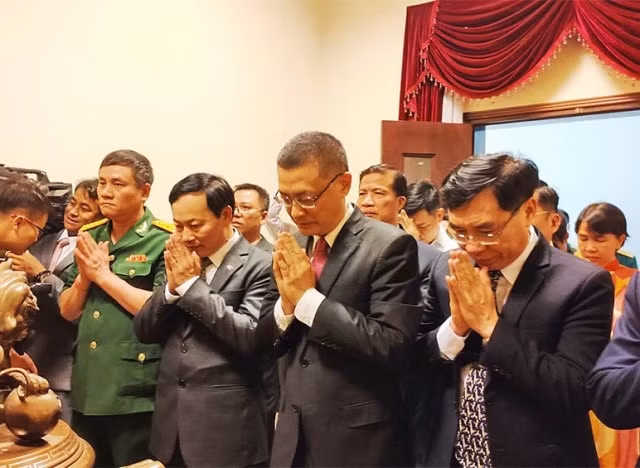 Comité del Partido Comunista de Vietnam en Camboya rinde homenaje a Ho Chi Minh ảnh 1