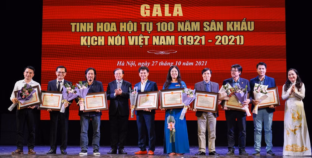 Gala artística concluye semana conmemorativa por centenario de arte dramático vietnamita ảnh 2