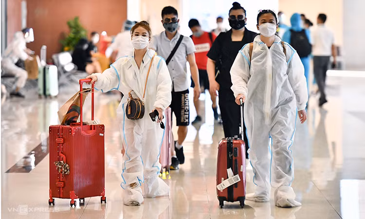 Instala aeropuerto de Noi Bai en Hanoi sistemas modernos para prevenir COVID-19 ảnh 1