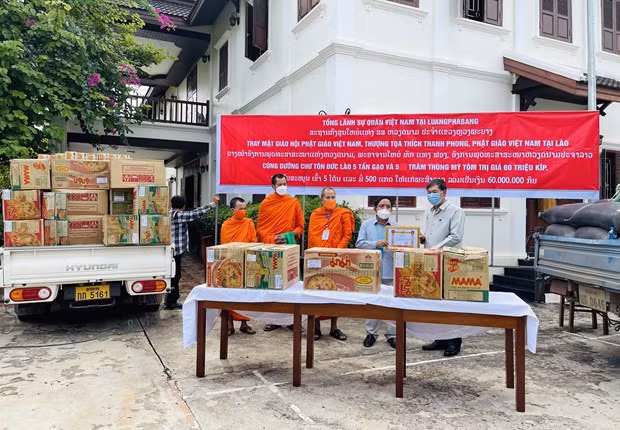 Sangha Budista de Vietnam brinda asistencia a seguidores laosianos en medio del COVID-19 ảnh 2 Sangha Budista de Vietnam brinda asistencia a seguidores laosianos en medio del COVID-19 ảnh 2