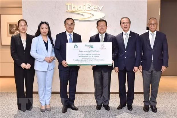 Grupo tailandés de bebidas aprecia medidas contra el COVID-19 en Vietnam ảnh 1