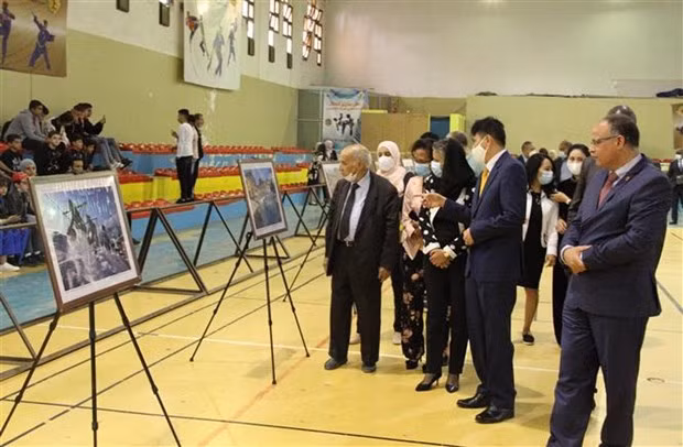 Exposición de fotos marca el 59 aniversario de nexos diplomáticos Vietnam-Argelia ảnh 2
